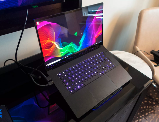 Laptop chơi game Razer Blade mới được tân trang lại thiết kế, có màn hình lớn hơn, viền mỏng hơn, và đi kèm với Nvidia Max-Q GPU